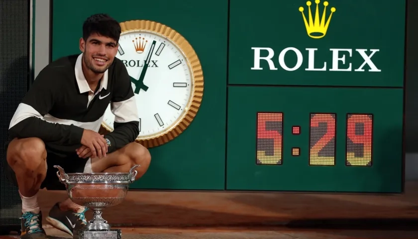 El español Carlos Alcaraz tras ganar el Roland Garros en 2025.