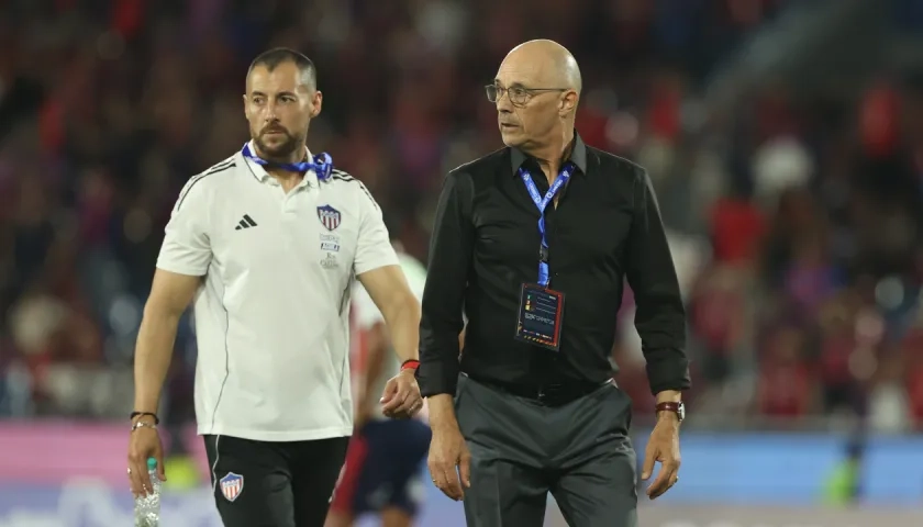 El técnico del Junior, Alfredo Arias, y el preparador físico Miguel Berriel.
