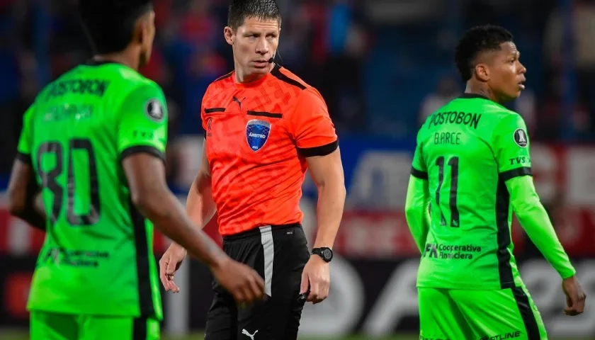 El árbitro argentino Maximiliano Ramírez.