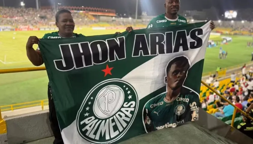 Mónica Andrade, madre de Jhon Arias, con una bandera con la foto de su hijo.