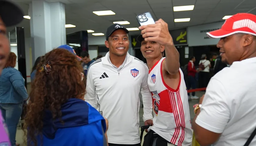 Luis Fernando Muriel con hinchas del Junior en el aeropuerto Silvio Pettirosi.