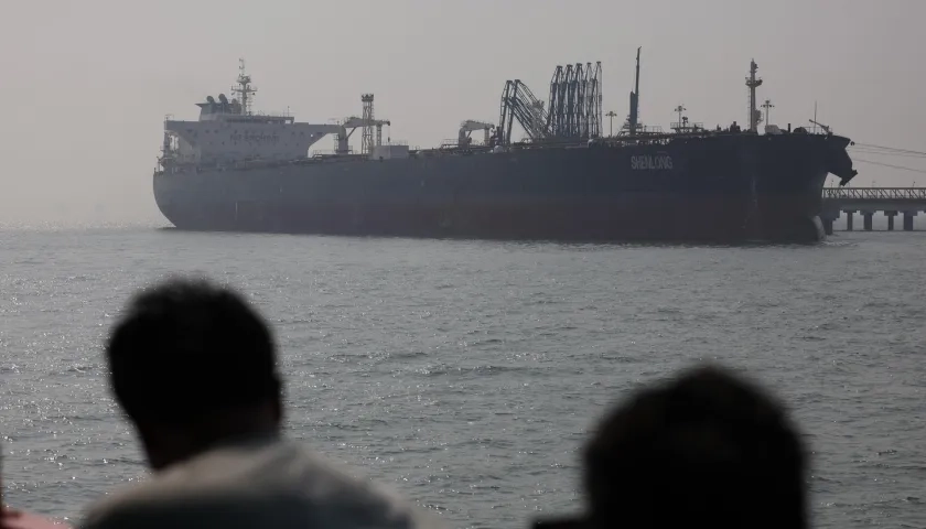 Barco petrolero en el Estrecho de Ormuz.