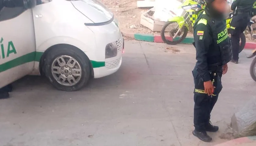 Uniformados de la Policía en el lugar del asesinato de la mujer sin identificar.