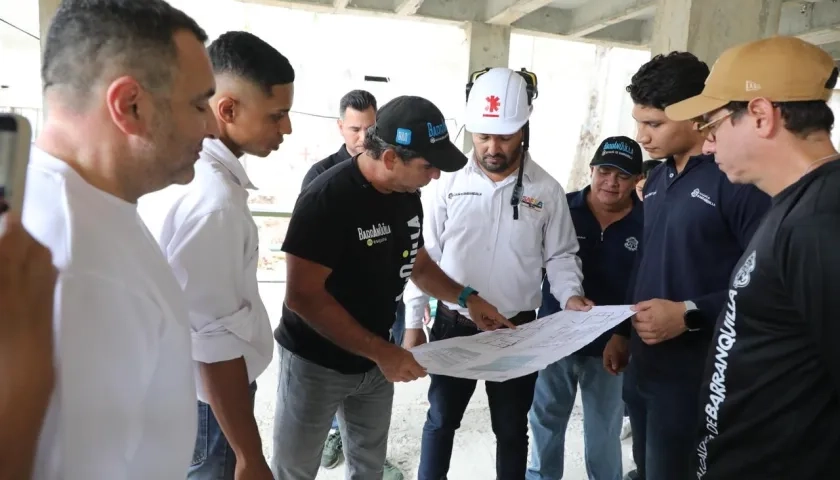 Alcalde Char revisa los planos de la estación de Policía en Riomar. 