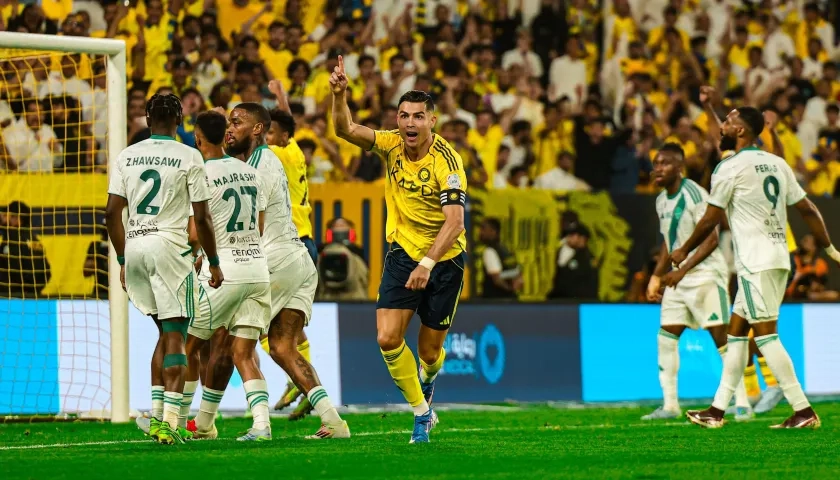 Cristiano Ronaldo festeja tras marcar el primer gol del Al Nassr.