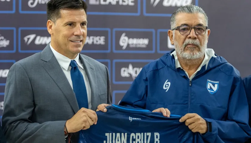 Juan Cruz Real con Manuel Quintanilla, presidente de la Federación Nicaragüense de Fútbol. 