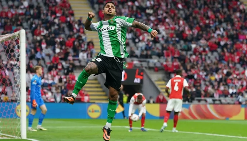 Cucho Hernández tras marcar de penalti para el Betis. 