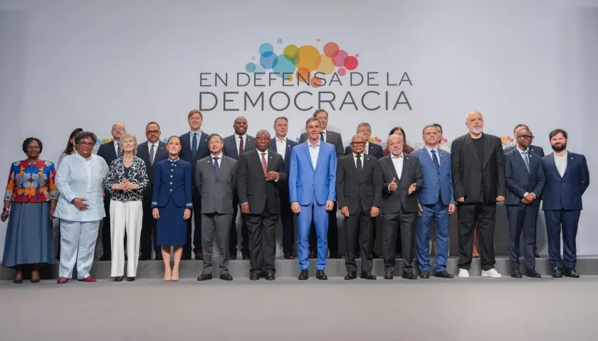 Presidentes y líderes progresistas en la IV Cumbre en Defensa de la Democracia, en Barcelona.