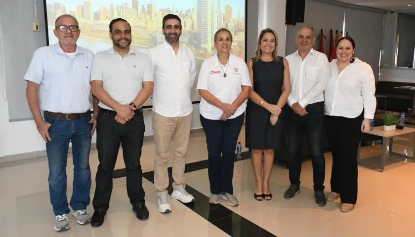 Fernando Gómez-Baquero junto a directivos de la Universidad de la Costa. 