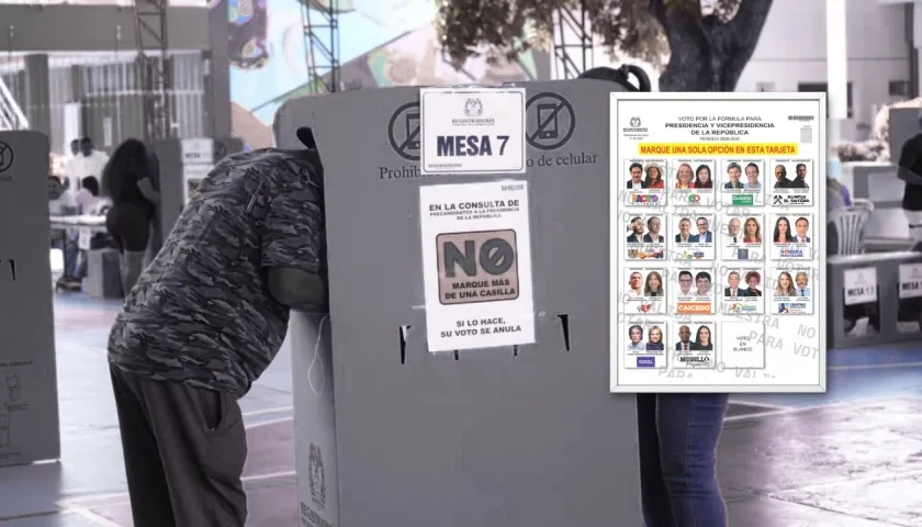 Un ciudadano ejerce su derecho al voto. Tarjeta electoral de presidenciables. 