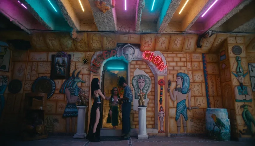 Babel es un bar donde confluye la película. 