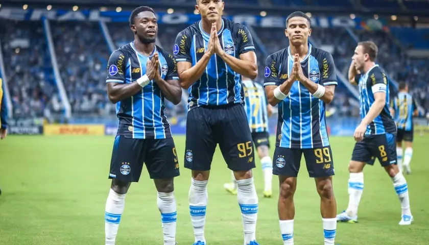 Francis Amuzu, Carlos Vinicius y el colombiano José Enamorado.