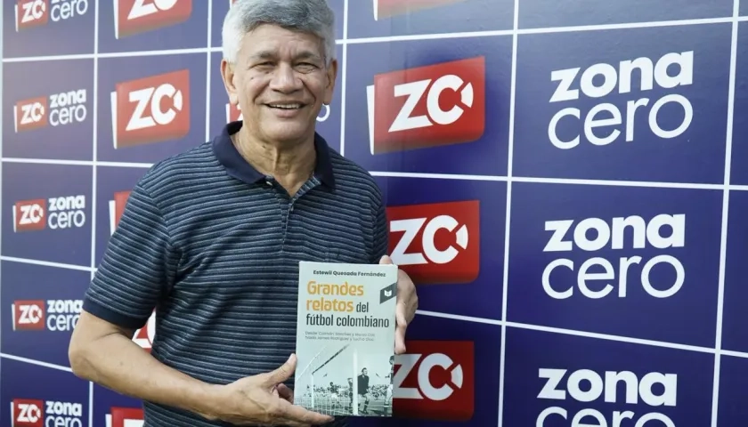 El periodista Estewil Quesada con un ejemplar de su nuevo libro.