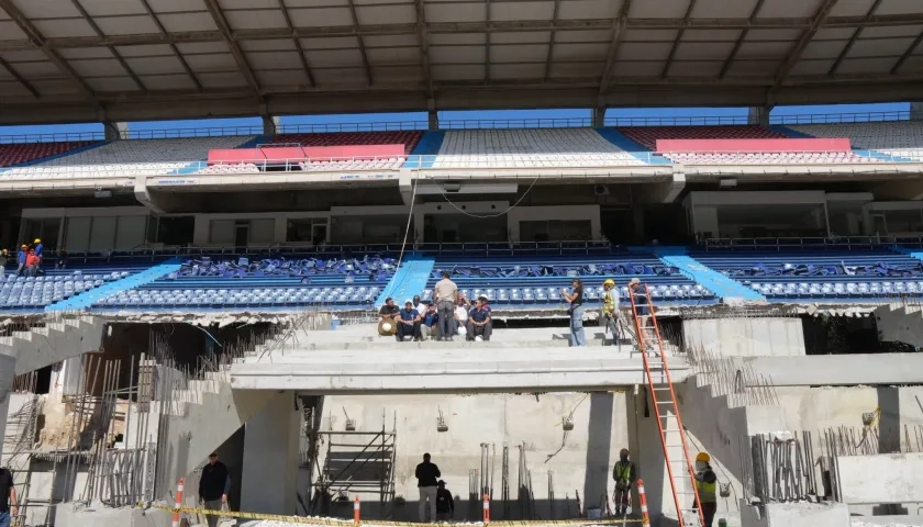 Las nuevas graderías del estadio ya están siendo instaladas. 