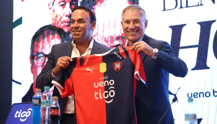 Blas Reguera, presidente de Cerro Porteño, y el nuevo entrenador Ariel Holan. 