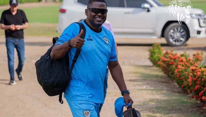 Hubert Bodhert llegando a su primer entrenamiento con Jaguares.