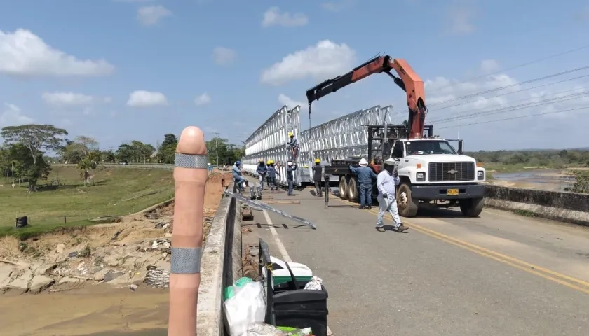 Personal del Invías atiende contingencia en puente 'Mulatos', en Antioquia. 