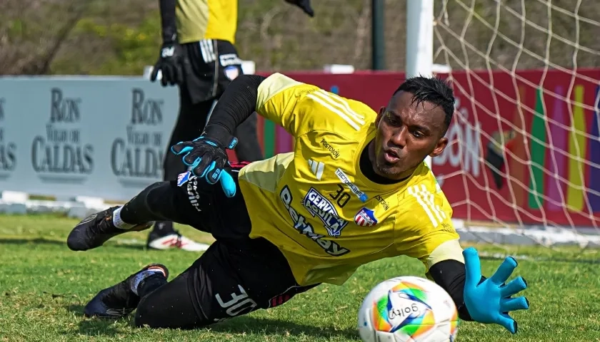 Jefersson Martínez reemplaza en la portería a Mauro Silveira.