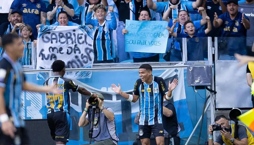José Enamorado celebra el gol de la victoria de Gremio con su autor, Gabriel Mec.