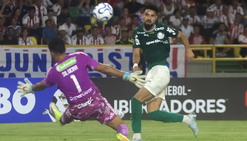 Mano a mano d Juan Manuel López con el portero Mauro Silveira.