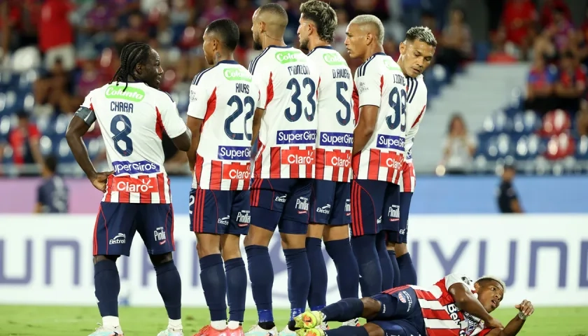 Yimmi Chará, Jesús Rivas, Lucas Monzón, Jermein Peña y Teo Gutiérrez durante el juego contra Cerro Porteño.