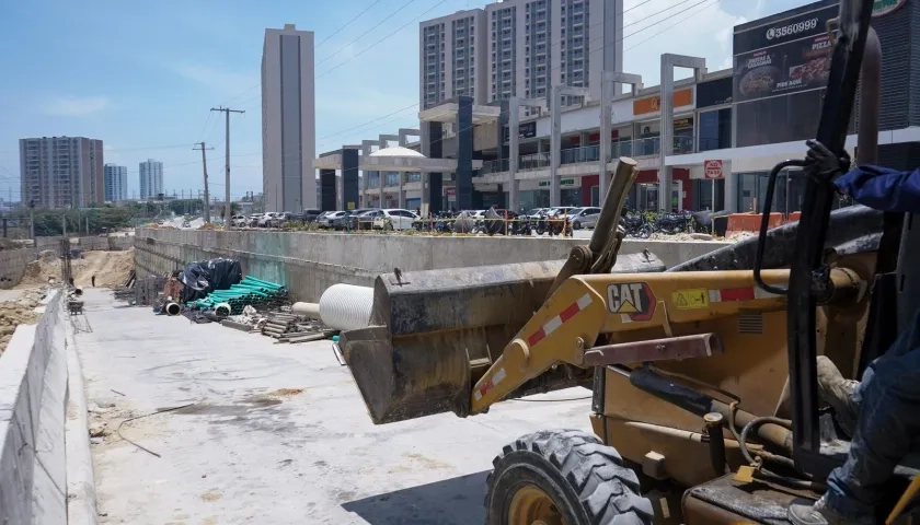 Obra de la Gran Vía y de fondo el Centro Comercial Le Champ.