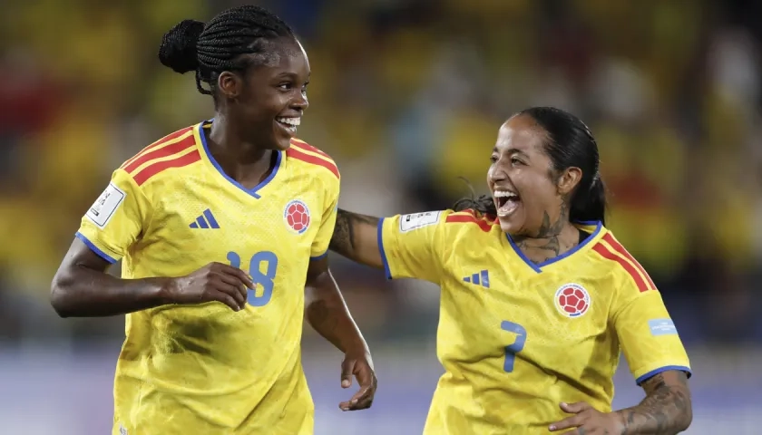 Linda Caicedo festeja su gol ante Chile con Manuela Pavi. 
