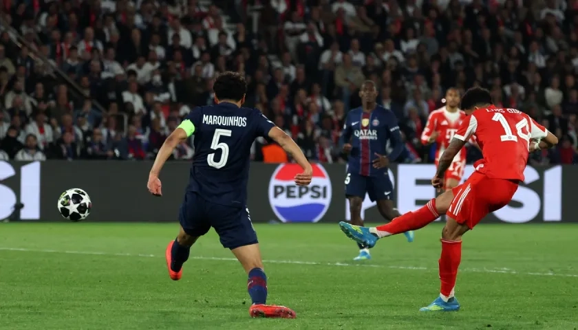 Luis Díaz remata por delante de Marquinhos para anotar el cuarto gol del Bayern.