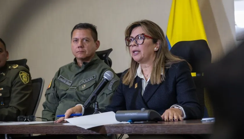 Fiscal Luz Adriana Camargo junto al director de la Policía William Rincón. 