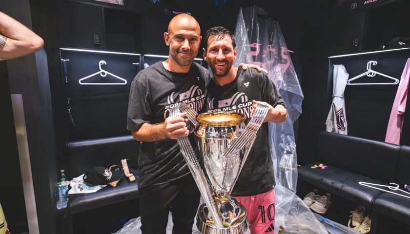 Javier Mascherano con Lionel Messi tras ganar el título de la MLS, en diciembre pasado.