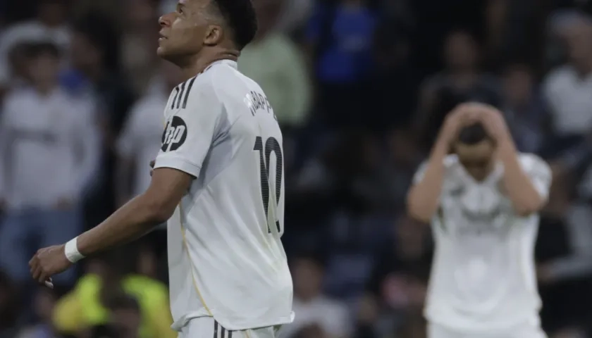 La decepción de Kylian Mbappé tras el empate en casa con Girona.