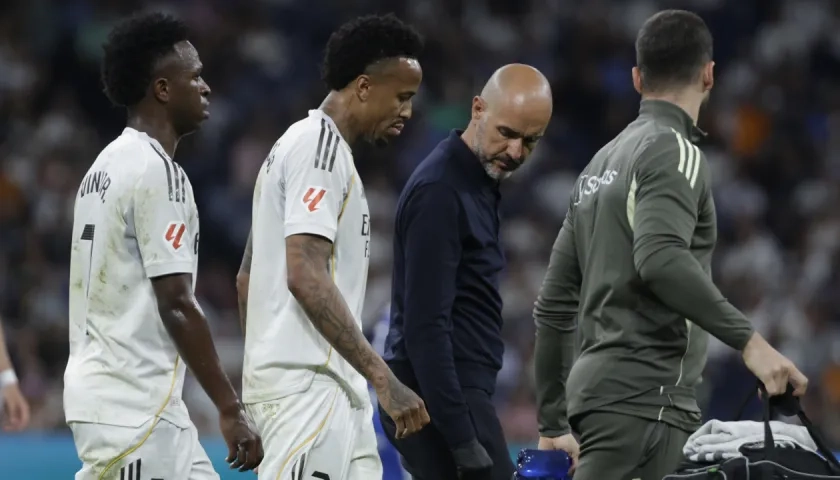 Eder Militao abandona la cancha tras lesionarse contra el Alavés.
