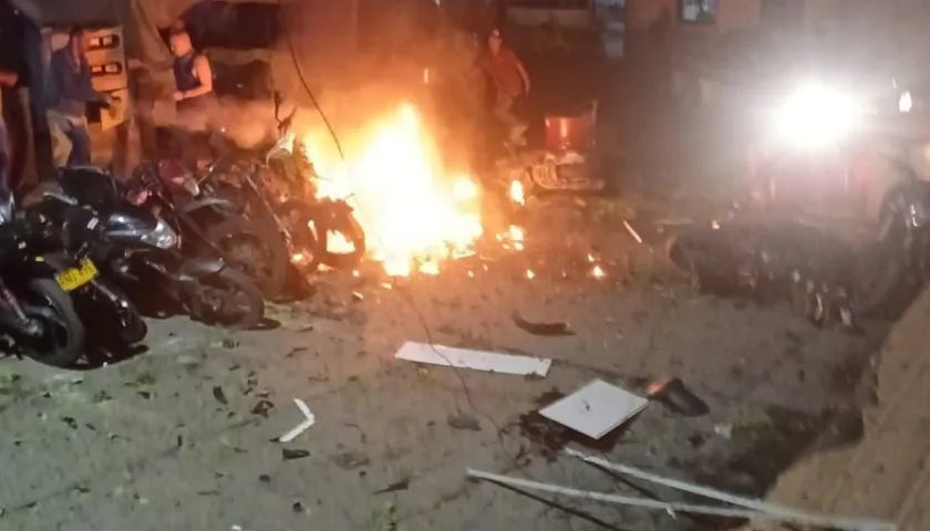 El atentado dejó a un policía herido y daños materiales, según informe de las autoridades en Antioquia. 