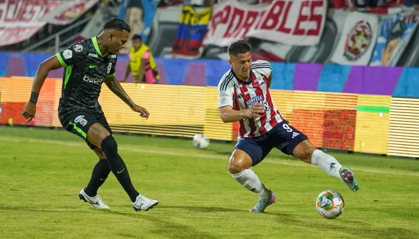 Guillermo Paiva, delantero del Junior, durante un partido contra Nacional.