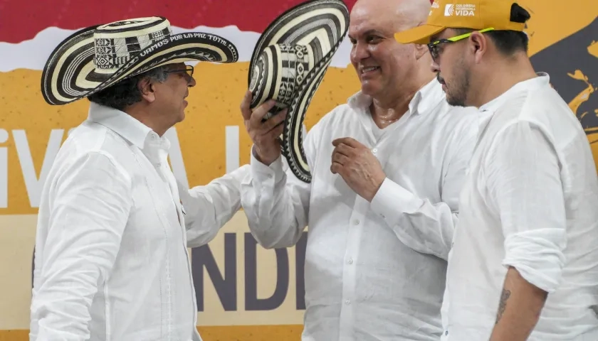 Presidente Gustavo Petro junto a Salvatore Mancuso y Juan Felipe Harman, director de la ANT.