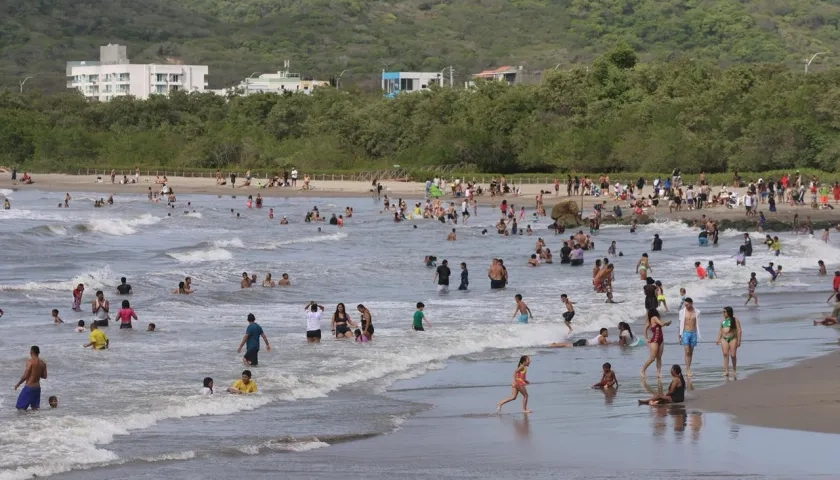 Bañistas en las playas de Puerto Colombia. 