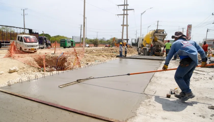 Personal trabajando en la obra de pavimentación en Soledad.