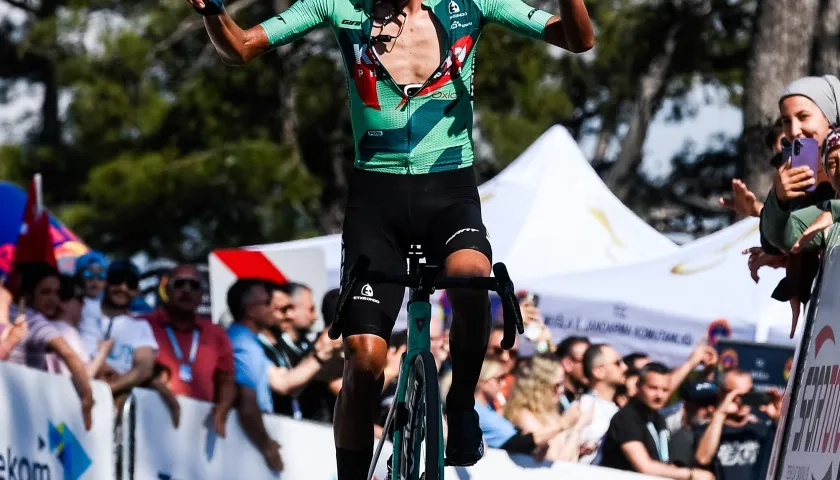 Iván Sosa cruza en solitario la meta en la etapa del martes.