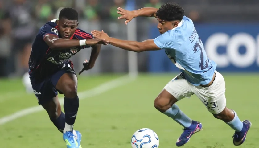 Joel Canchimbo intenta desbordar a Maxloren Castro.