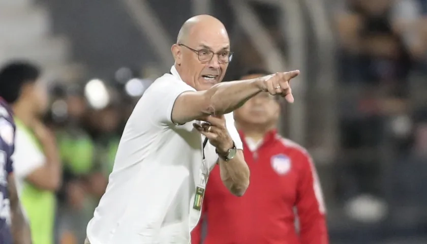 Alfredo Arias, técnico del Junior, durante el partido contra Sporting Cristal.