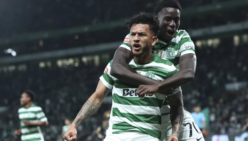 Luis Suárez celebra con su compañero de equipo Salvador Blopa. 