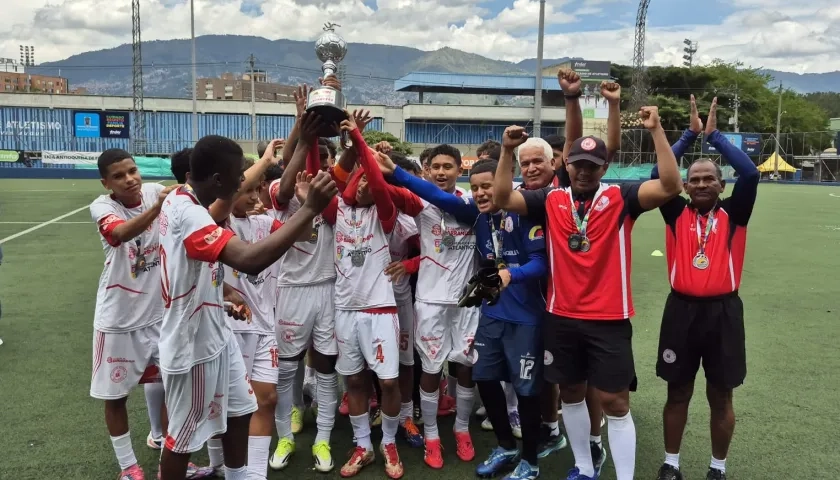 Integrantes de la Selección Atlántico sub-13 con el trofeo de subcampeón. 