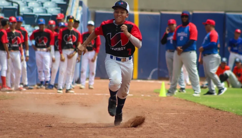 Los jóvenes peloteros fueron sometidos a pruebas de velocidad.