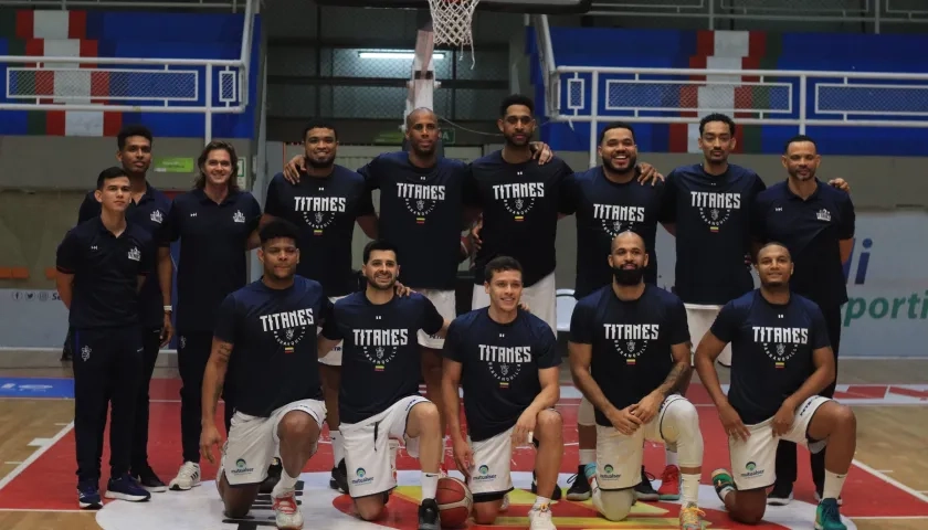 Titanes con el equipo que consiguió su noveno título, en el primer semestre de 2024. 