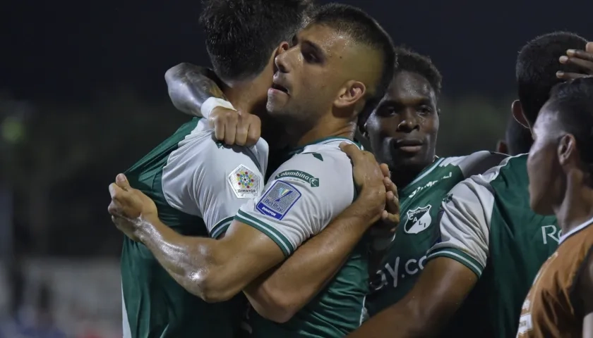 El exjuniorista Steven 'Titi' Rodríguez celebra uno de sus goles con sus compañeros.
