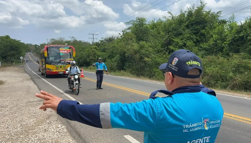 Agentes de tránsito haciendo control en las vías en el Atlántico. 