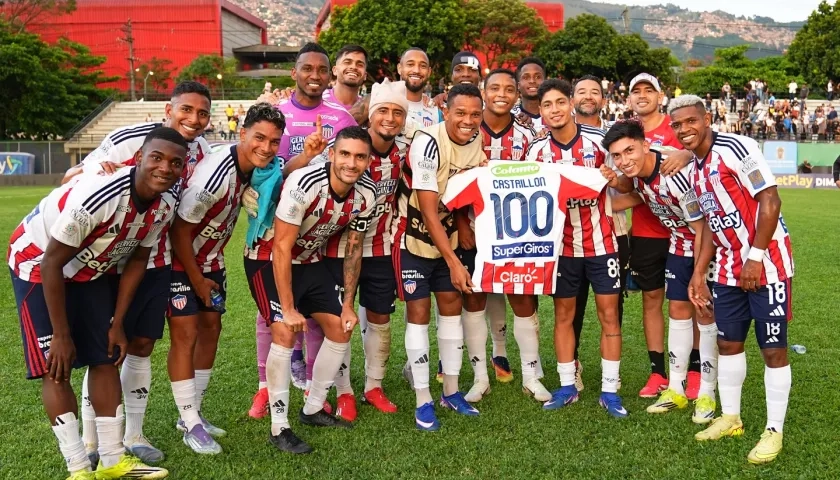 Carlos Bacca y sus compañeros tras el triunfo de Junior sobre Águilas Doradas. 