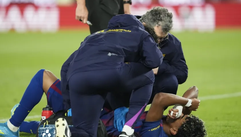 Lamine Yamal tendido el gramado tras lesionarse contra el Celta.