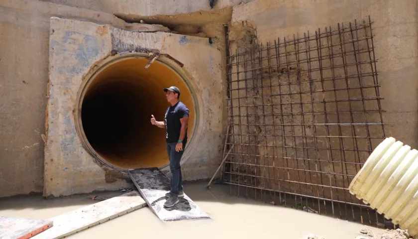 El alcalde Alejandro Char inspeccionando la obra. 