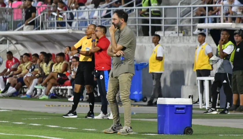 El español Jonatan Risueño, técnico del Pasto, durante el partido contra Junior. 